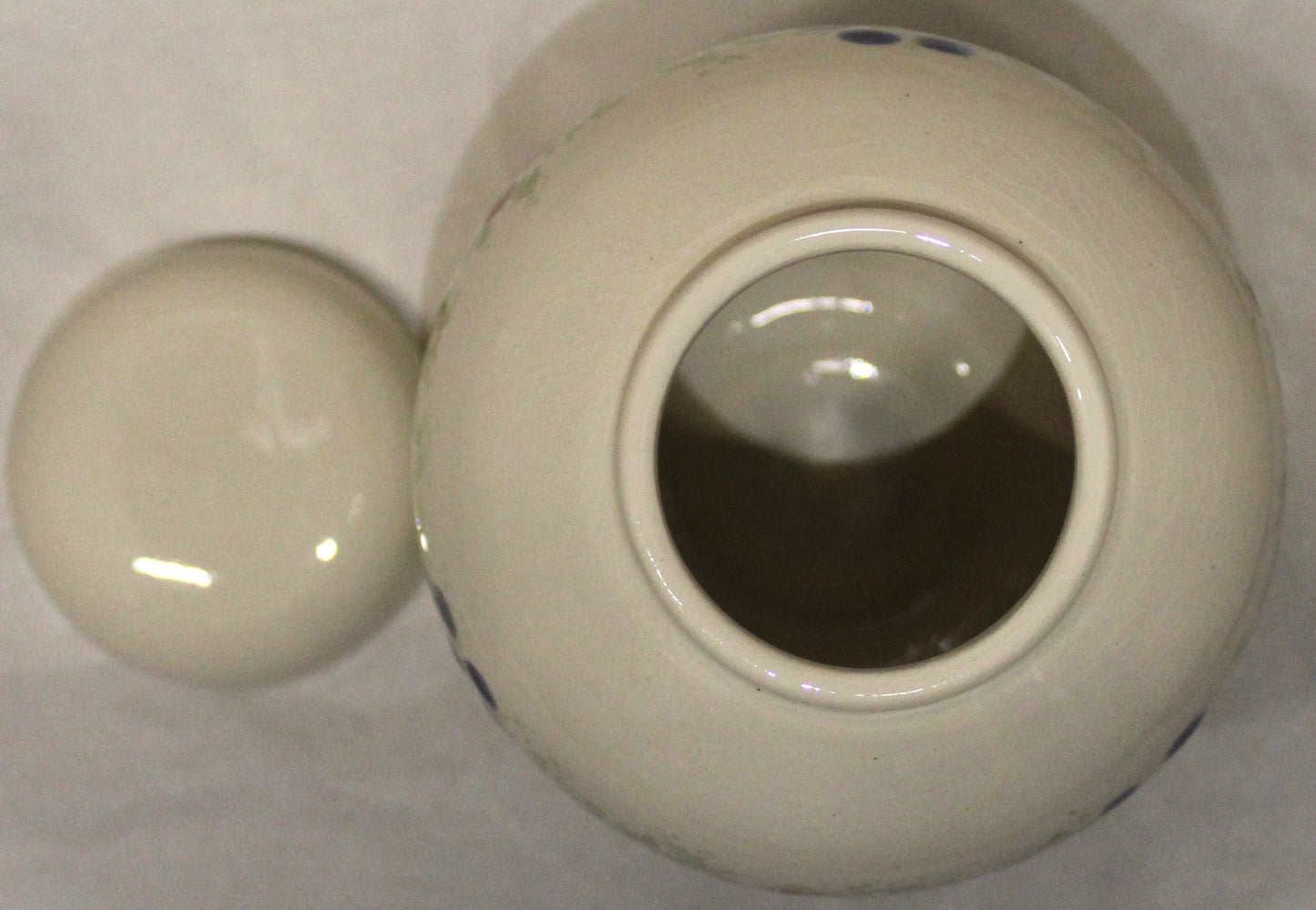 Hand-thrown, medium Ginger Jar - Winter Vine design