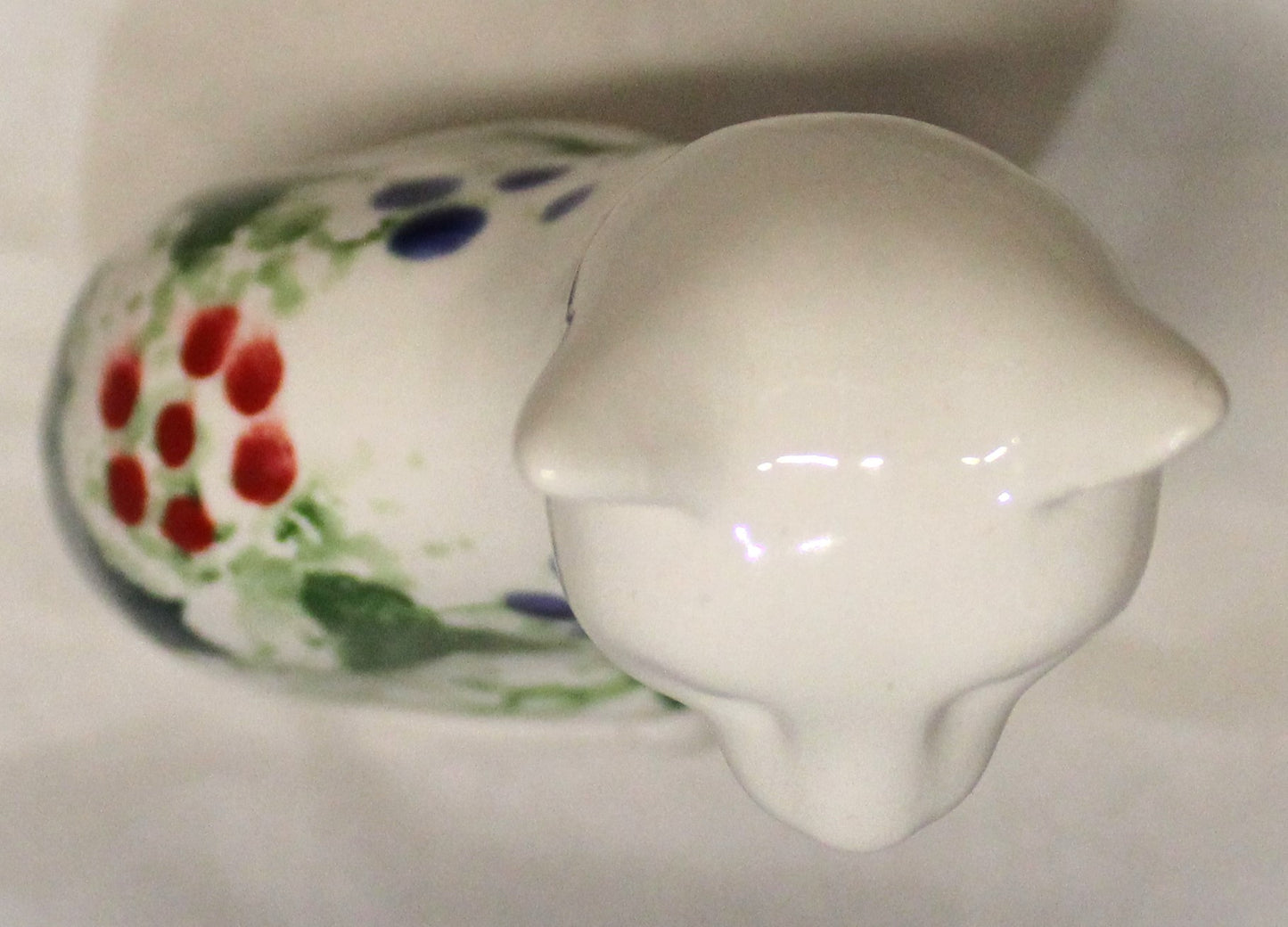 Studio Poole Cat (left) - Winter Vine design