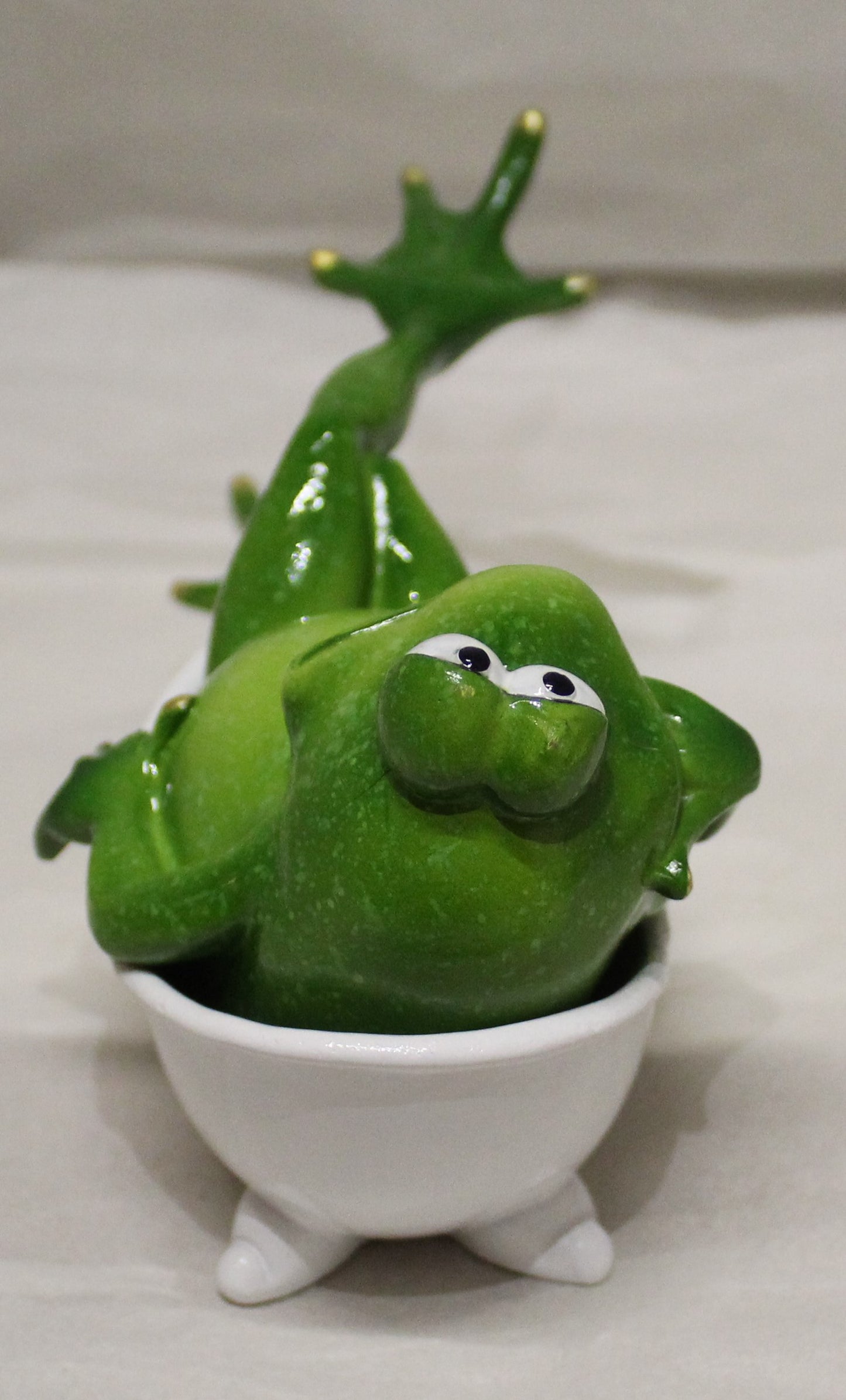 Comical Frogs - Bathtime